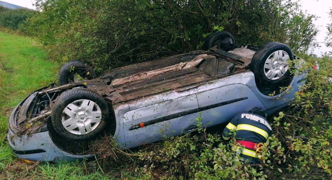 Accident rutier la Bățălar, Hunedoara: Un autoturism răsturnat, o minoră transportată la spital - FOTO