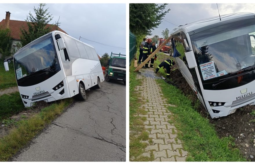 Accident rutier pe DN 13B, la Borzont: Un autobuz cu 26 de persoane a ajuns în șanț, pasagerii au fost evacuați în siguranță