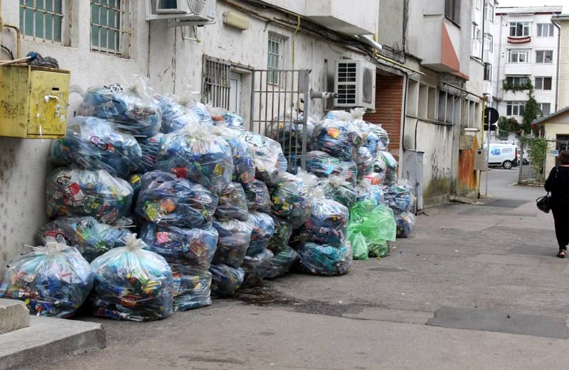 Se fură sacii cu PET-uri ce urmau să fie duși la reciclare