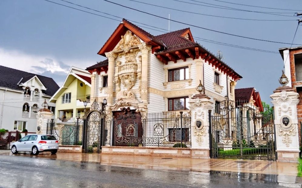 Povestea palatului de lux din Certeze, satul milionarilor - FOTO