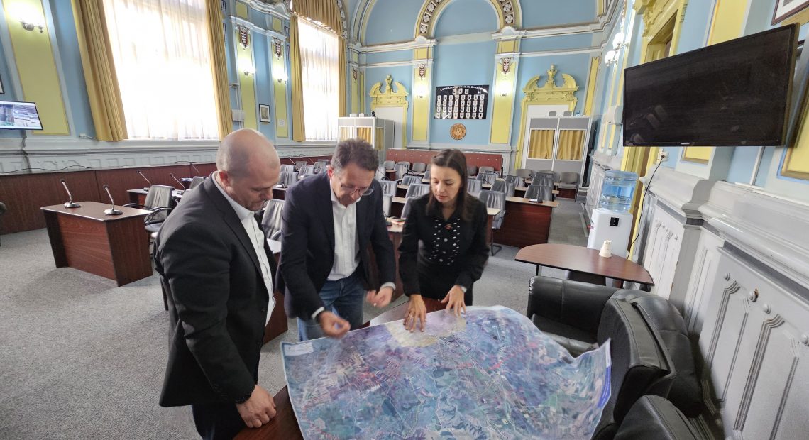 Pas decisiv pentru Autostrada A13 Brașov – Bacău: CNIR a prezentat traseul actualizat autorităților locale. Tunel confirmat sub Dealul Lempeș