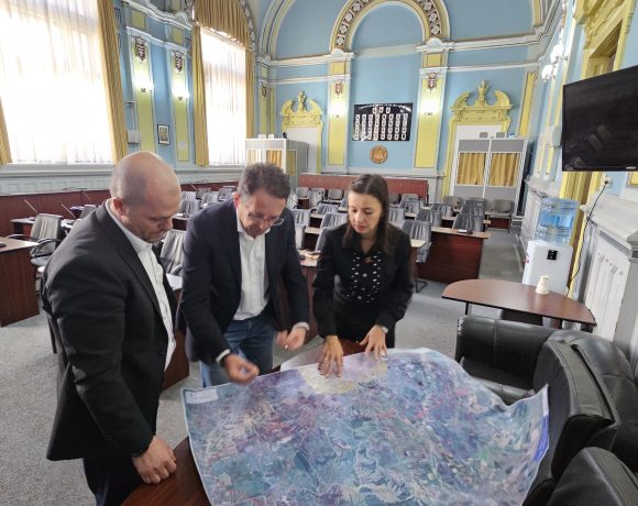 Pas decisiv pentru Autostrada A13 Brașov – Bacău: CNIR a prezentat traseul actualizat autorităților locale. Tunel confirmat sub Dealul Lempeș