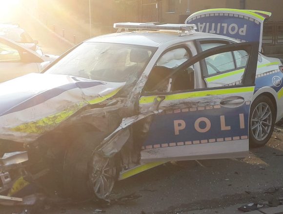 Mașină de poliție implicată într-un accident la Jucu! Polițista de la volan făcea o depășire