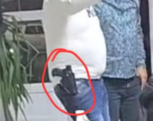 Un hunedorean umbla cu pistolul la brâu de parcă era în vestul sălbatic! Ce replică le-a dat polițiștilor