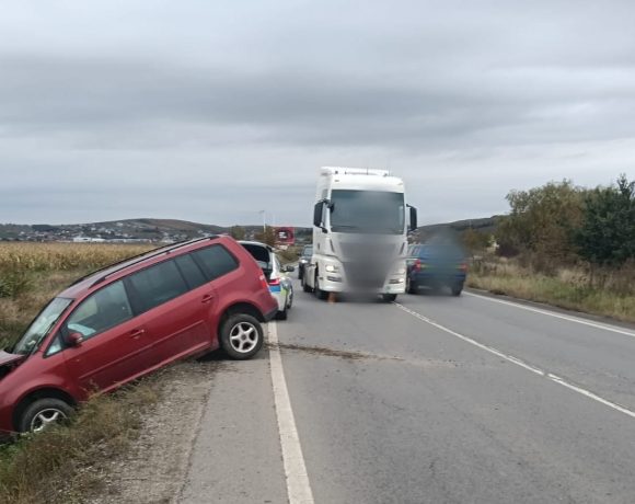 Accident pe DN 14, la ieșirea din Sibiu spre Șura Mare! Două persoane rănite, după ce un șofer de 72 de ani a pierdut controlul volanului