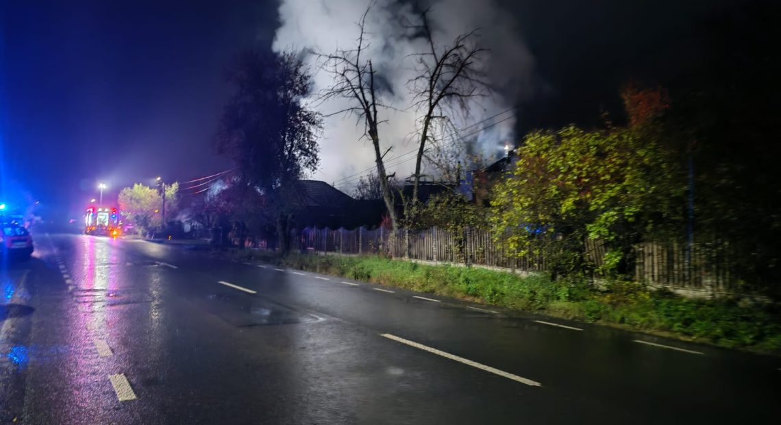 Incendiu uriaș în comuna Zam – două case și o anexă mistuite de flăcări, femeie de 83 de ani transportată la spital