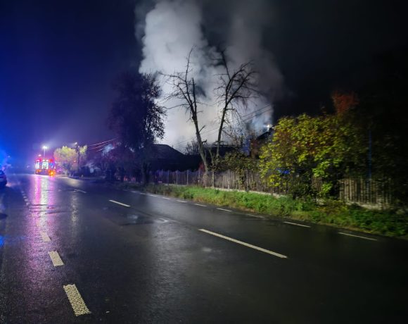 Incendiu uriaș în comuna Zam – două case și o anexă mistuite de flăcări, femeie de 83 de ani transportată la spital