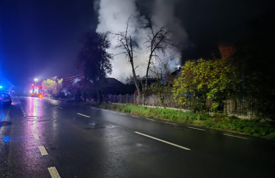 Incendiu uriaș în comuna Zam – două case și o anexă mistuite de flăcări, femeie de 83 de ani transportată la spital