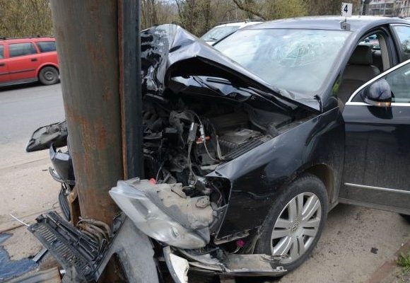Accident în Alba Iulia, pe Bulevardul Încoronării - mașină proiectată în stâlp și țeavă de gaz