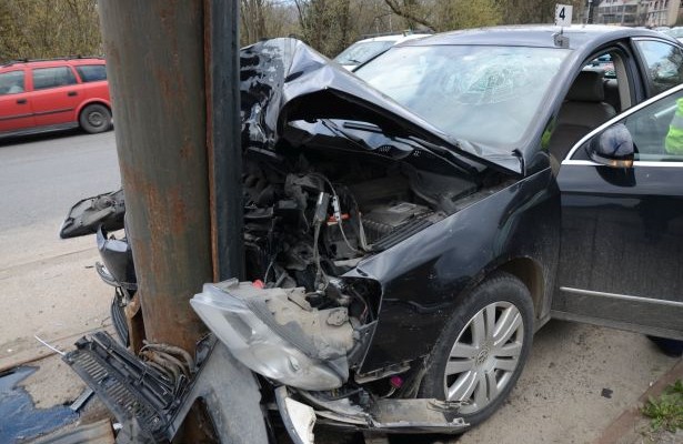 Accident în Alba Iulia, pe Bulevardul Încoronării - mașină proiectată în stâlp și țeavă de gaz