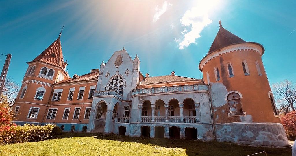 Castelul „calendar” de la Zau de Câmpie. Legenda spune că a fost ridicat pentru o prințesă rusă obișnuită cu luxul orbitor - FOTO