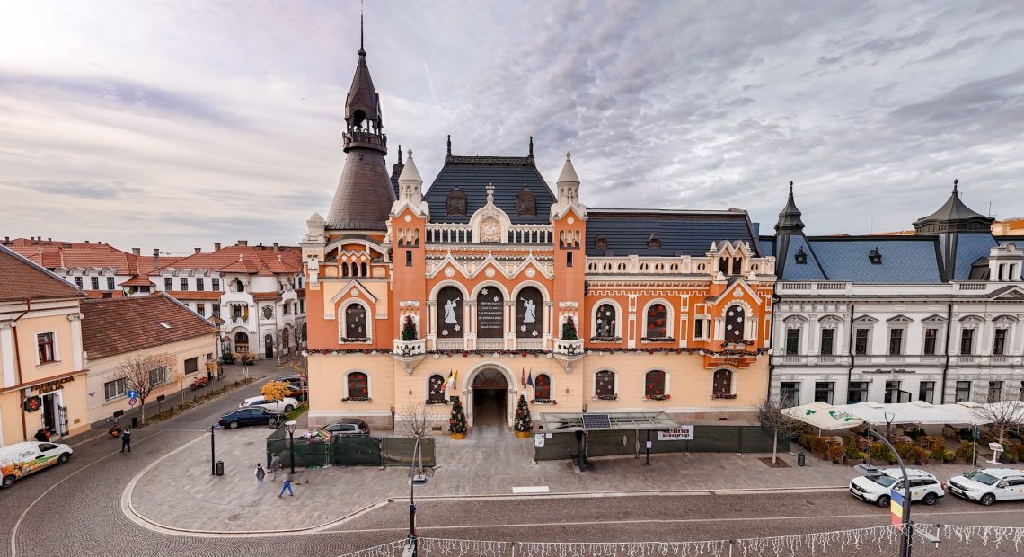 Bijuteria cochetă a Ardealului se pregătește de Crăciun! Centrul orașului se pregătește să devină cel mai spectaculos decor de Crăciun din Transilvania