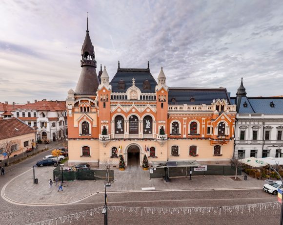 Bijuteria cochetă a Ardealului se pregătește de Crăciun! Centrul orașului se pregătește să devină cel mai spectaculos decor de Crăciun din Transilvania