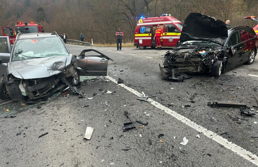 Accident rutier cu 6 răniți în Lunca Bradului, Mureș: Pompierii au extras o victimă dintre fiarele contorsionate