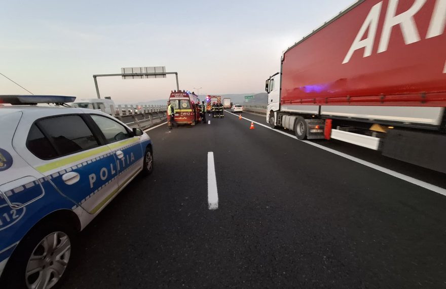 Accident pe autostrada A1, în zona Sebeș: Un autocamion implicat, o persoană rănită