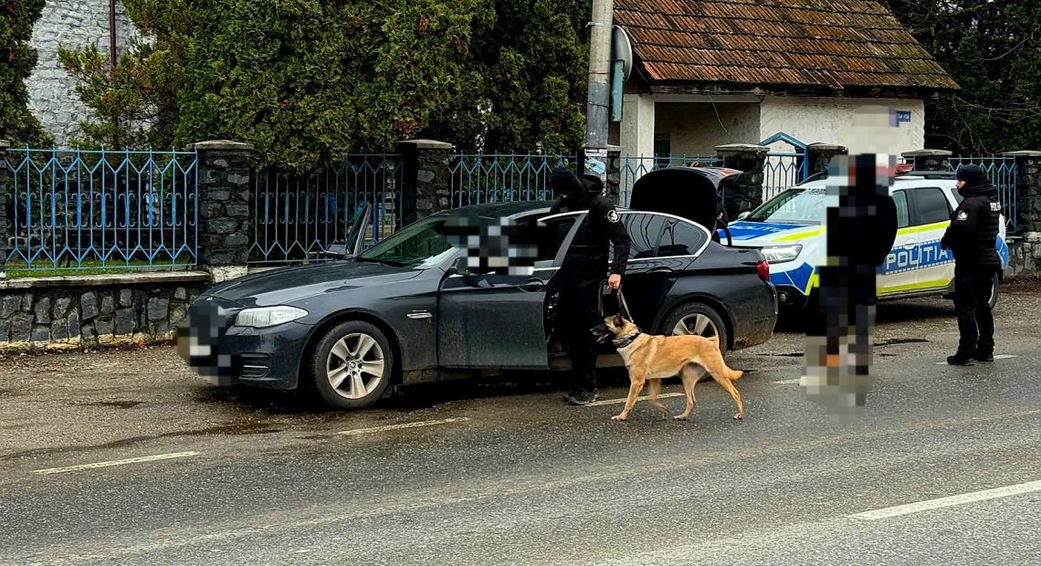 Doi ”distrugători” minori din Groși, Maramureș, au spart geamul unui utilaj, din distracție