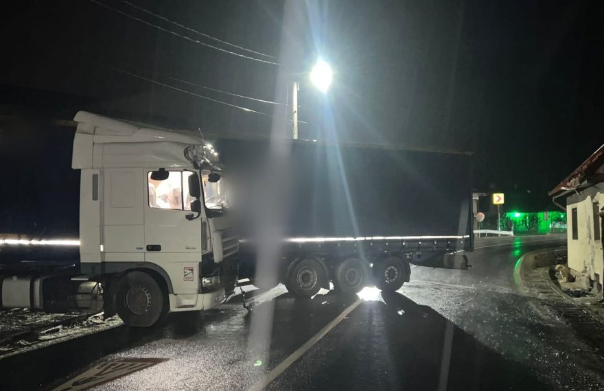 TIR încărcat cu băuturi alcoolice, izbit într-un imobil pe DN1. Trafic blocat la Scoreiu, în Sibiu - FOTO