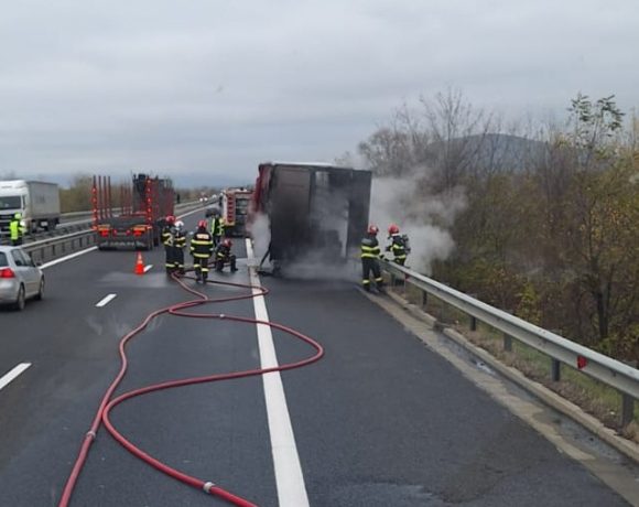 Un autocamion a luat foc pe Autostrada A1, între Orăștie și Deva - VIDEO