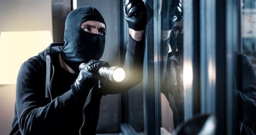 Bărbat de 30 de ani din Orăștie, arestat preventiv pentru mai multe furturi și o tâlhărie calificată