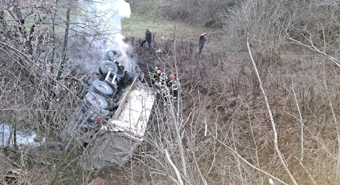 Accident rutier grav în Alba, pe DJ 127, la Abrud: Autocamion răsturnat într-o vale și cuprins de incendiu. Șoferul a decedat