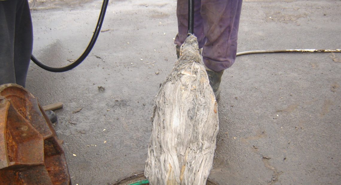 Angajații Companiei de Apă Cluj au găsit mațe de porc într-o canalizare - FOTO