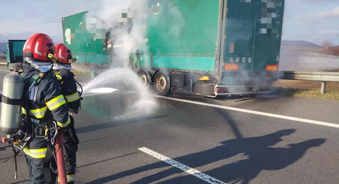 Incendiu pe Autostrada A10. A luat foc remorca unui camion - VIDEO