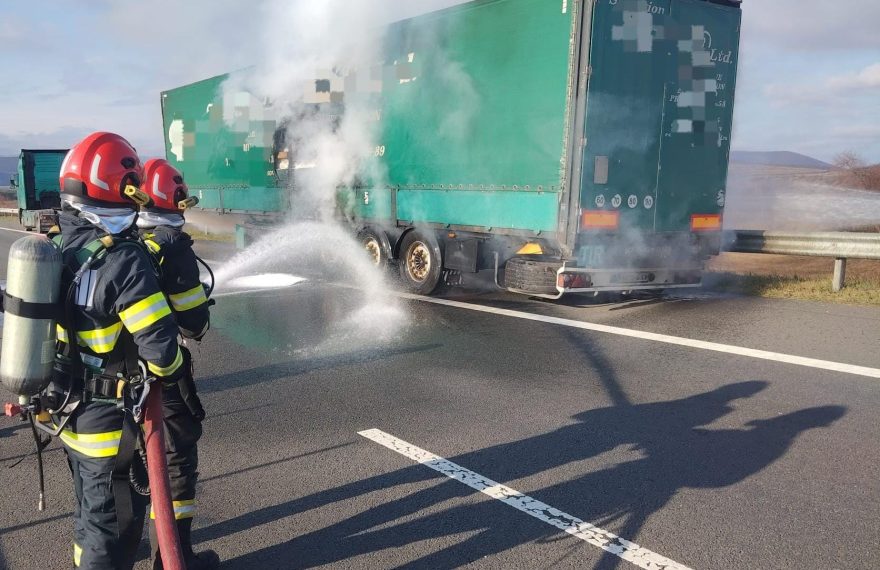 Incendiu pe Autostrada A10. A luat foc remorca unui camion - VIDEO