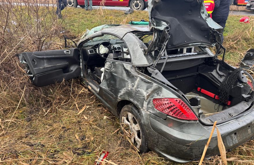Cum s-a produs accidentul de pe DN1, la ieșirea din Aiud. Tânără rănită, mașină praf - FOTO