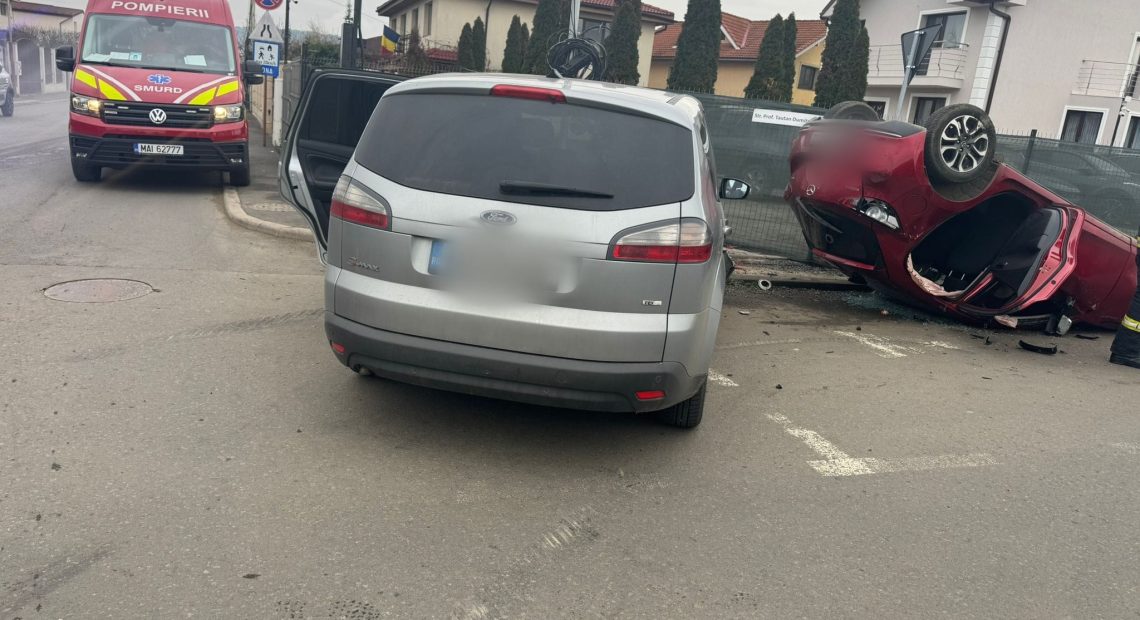 Accident în Florești, Cluj, pe strada Dumitru Tăuțan! S-a răsturnat ca un ”berbec” pe un drum de nu au loc două mașini - FOTO