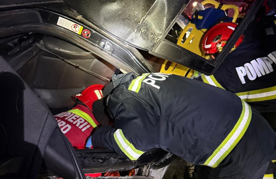 Accident rutier la ieșirea din Coșbuc spre Telciu: Autoturism răsturnat. O tânără de 19 ani, transportată la spital