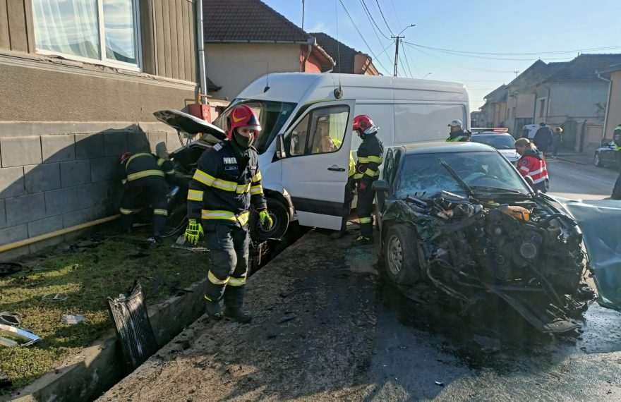 Accident rutier în Ighiu, lângă biserică: Trei autovehicule implicate și trei persoane asistate medical