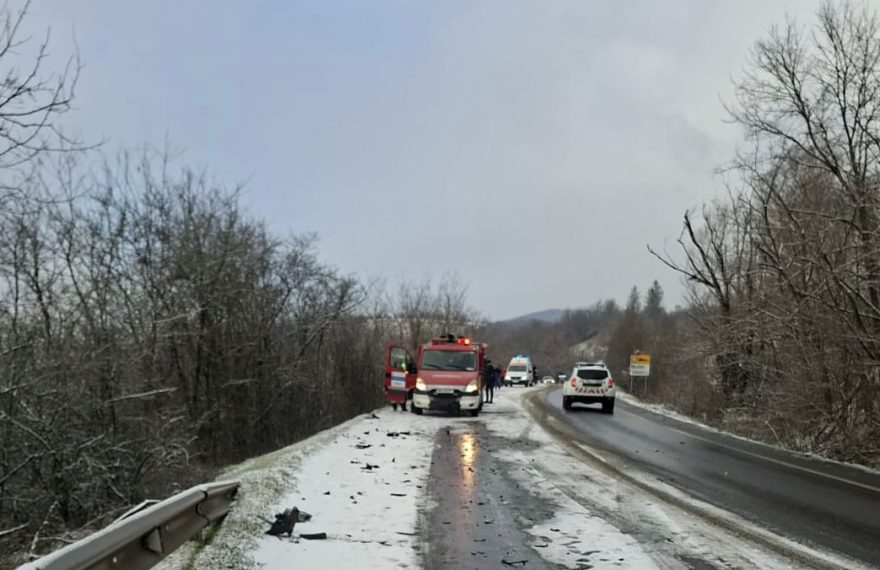 Accident rutier pe DN7, la Nicolae Bălcescu: Două persoane încarcerate, extrase de pompieri și transportate la spital