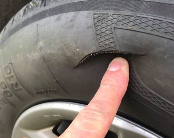 Un descreierat a spart cauciucurile mașinilor de pe două străzi din Alba Iulia