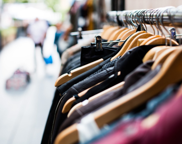 Tânără de 18 ani din Alba mai bandită decât prevede legea. A cumpărat haine de lux și la plată s-a făcut că plouă