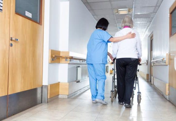 Angajări în Bistrița-Năsăud. Posturi de bucătar și infirmiere la o unitate de asistență socială