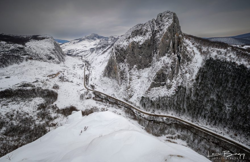 Cheile Aiudului, spectacol de iarnă în ianuarie 2026. Peisaje alpine acoperite de zăpadă surprinse de fotograful Levi Bagy - FOTO