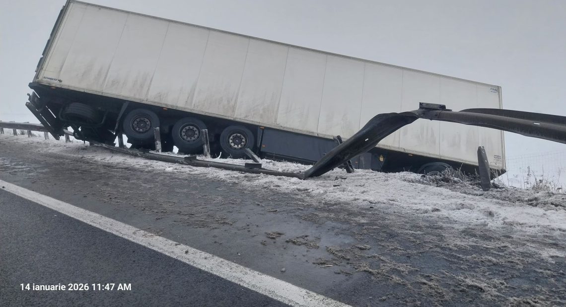Trafic restricționat pe autostrada A1. Se încearcă recuperarea unui TIR răsturnat între Săliște și Apoldu de Jos - FOTO