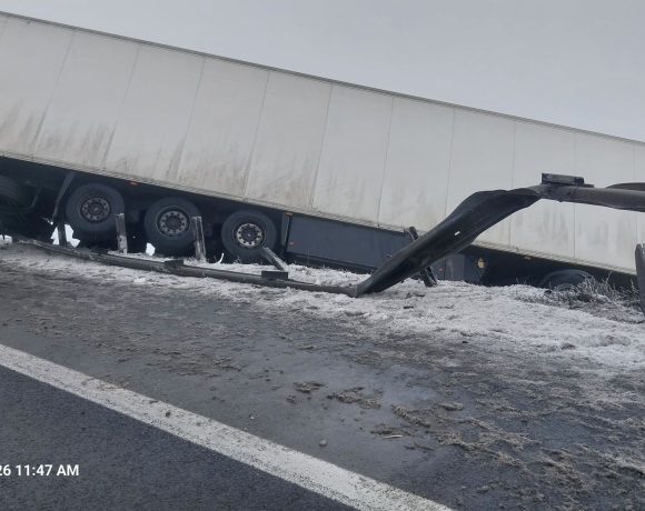 Trafic restricționat pe autostrada A1. Se încearcă recuperarea unui TIR răsturnat între Săliște și Apoldu de Jos - FOTO