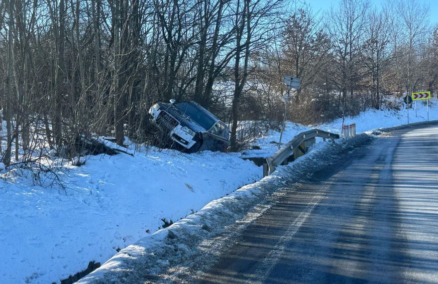 Accident rutier la ieșire din Corunca spre Acățari. Un autoturism a ajuns în șanț, pe fond de carosabil alunecos