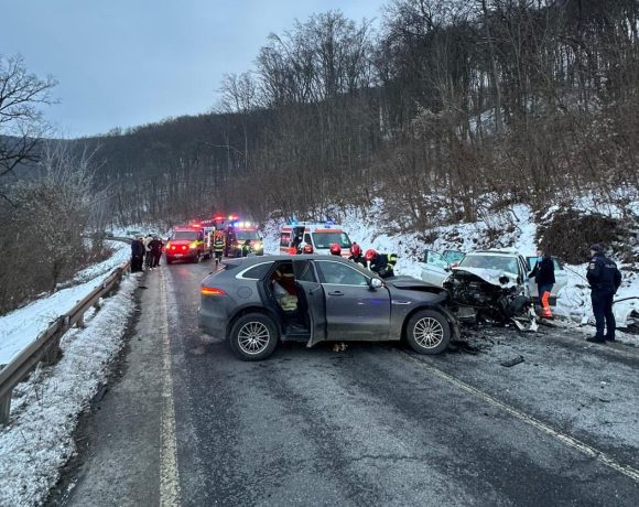 Accident grav pe DN14, în județul Mureș: două persoane încarcerate, una în stare gravă - FOTO