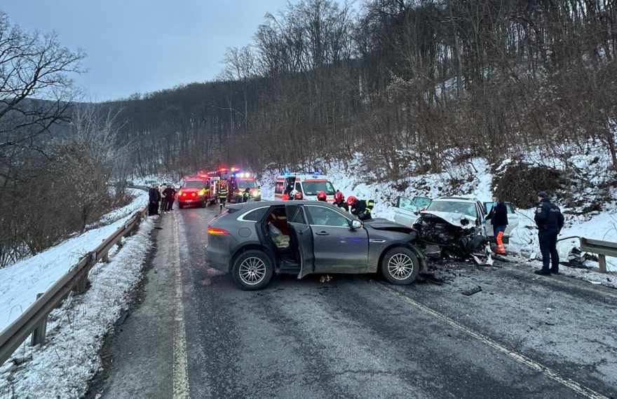 Accident grav pe DN14, în județul Mureș: două persoane încarcerate, una în stare gravă - FOTO