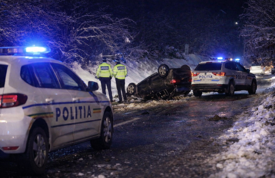 Accident în Ariniș, Maramureș! Un șofer amator s-a răsturnat în șanț
