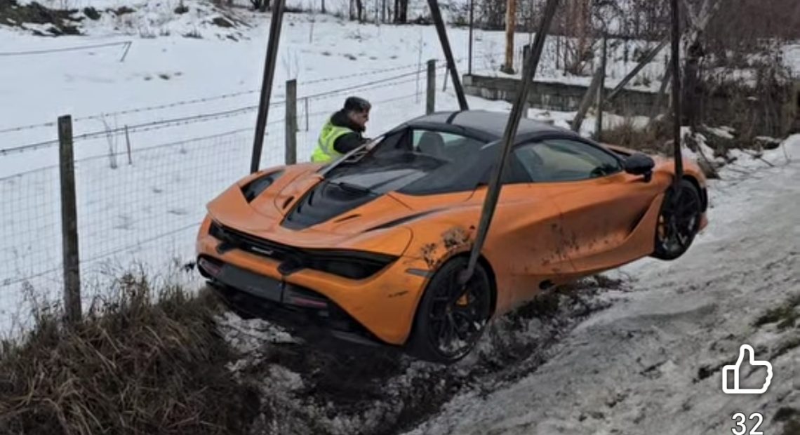Supercar McLaren de peste 250.000 de euro, ieșit în decor în județul Satu Mare. Mașina a fost scoasă cu macaraua