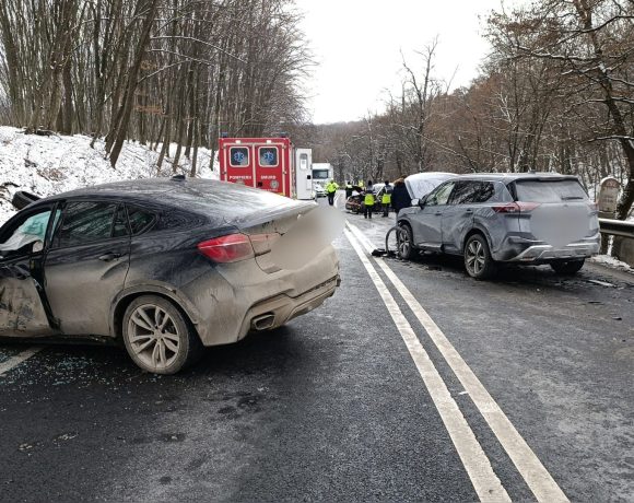 Accident GRAV la Hula Bradului, Sibiu! Atenție la carosabil. Cinci oameni au ajuns în spital - FOTO