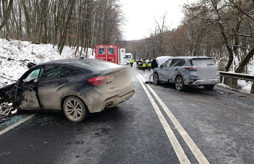 Accident GRAV la Hula Bradului, Sibiu! Atenție la carosabil. Cinci oameni au ajuns în spital - FOTO