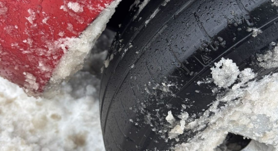 Șofer prins pe autostradă cu cauciucuri roase până la sârme! Imagini șocante - FOTO