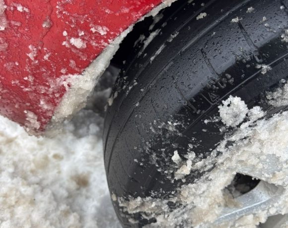 Șofer prins pe autostradă cu cauciucuri roase până la sârme! Imagini șocante - FOTO