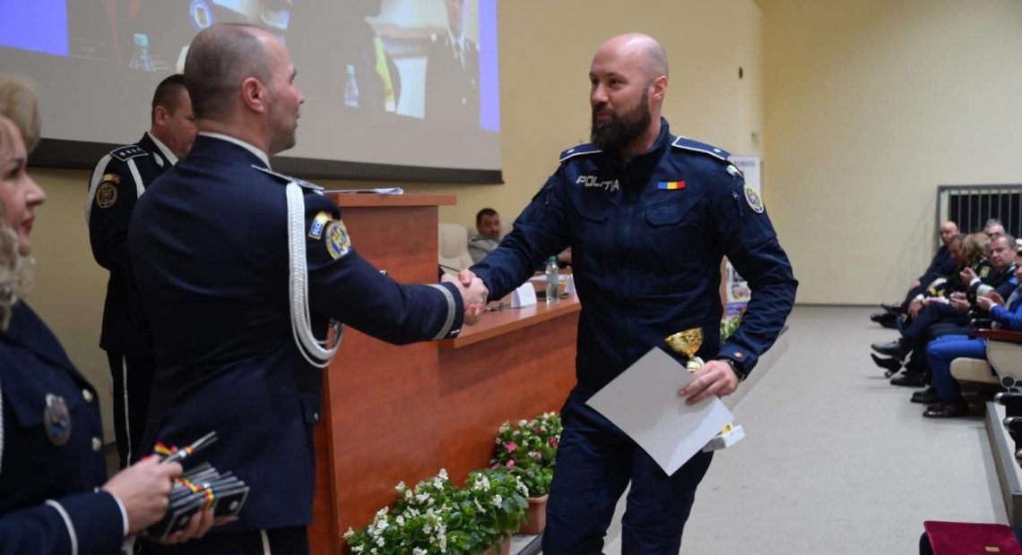 Polițist erou în Maramureș! A spart ușa de la o casă și a salvat un bărbat - FOTO