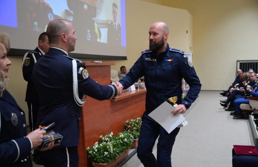 Polițist erou în Maramureș! A spart ușa de la o casă și a salvat un bărbat - FOTO