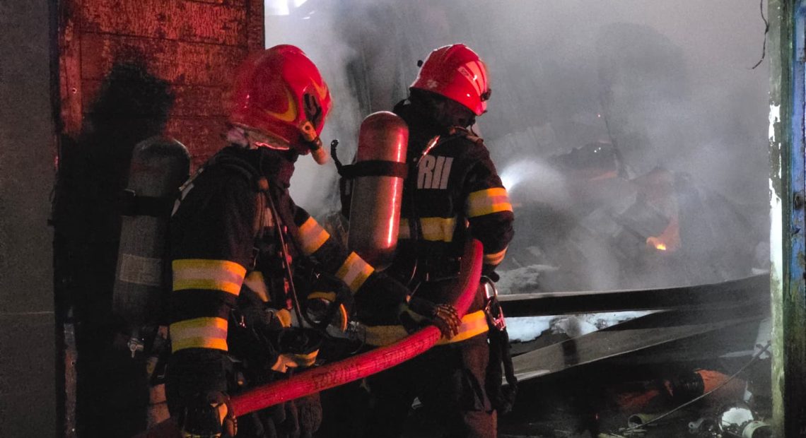 Incendiu puternic la un service auto din Alba Iulia. O hală metalică a ars pe sute de metri pătrați - FOTO
